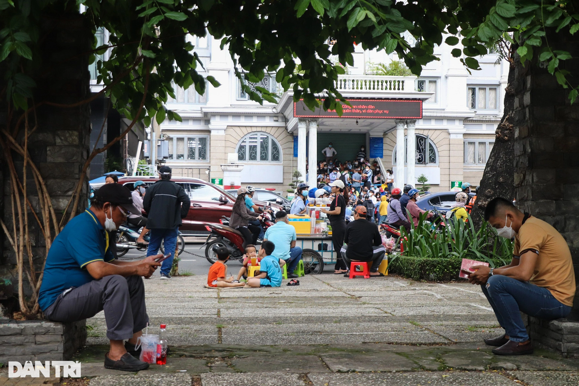 Hàng trăm người đội nắng, dầm mưa làm hộ chiếu mẫu mới ở TPHCM - 7 Hàng trăm người đội nắng, dầm mưa làm hộ chiếu mẫu mới ở TPHCM - 7