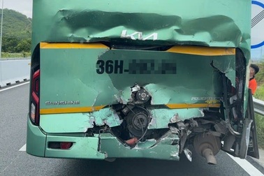 Xe tải đâm vào ô tô khách trên cao tốc Vân Phong - Nha Trang