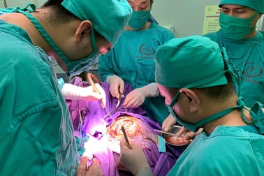 Bé 4 tuổi ngã đập đầu xuống đất phải mở hộp sọ, lời cảnh tỉnh cho cha mẹ