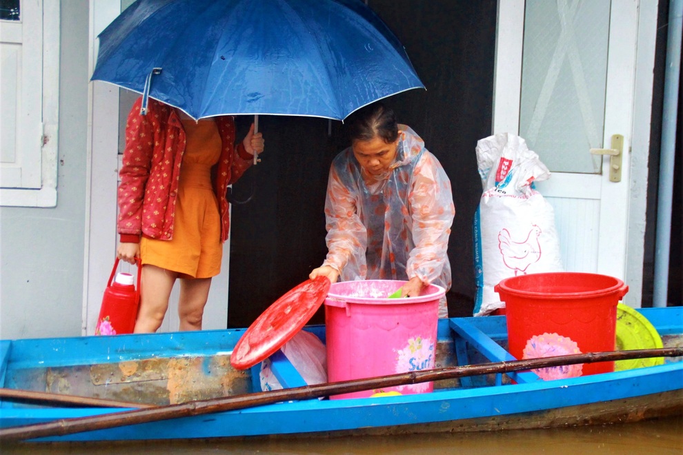Biển nước bủa vây, người già, trẻ nhỏ hối hả chạy lũ - 6 Biển nước bủa vây, người già, trẻ nhỏ hối hả chạy lũ - 6