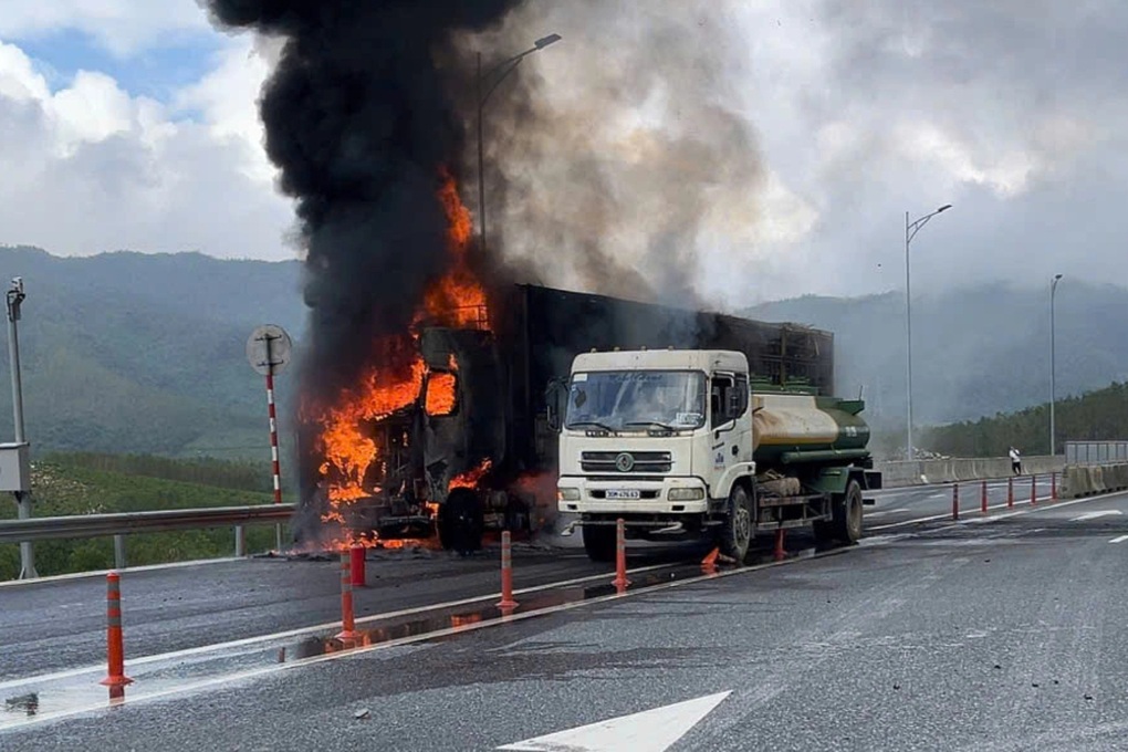 Xe đầu kéo bất ngờ bốc cháy trên cao tốc - 1