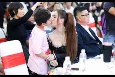 Ngọc Trinh hôn bé trai phản cảm có vi phạm pháp luật