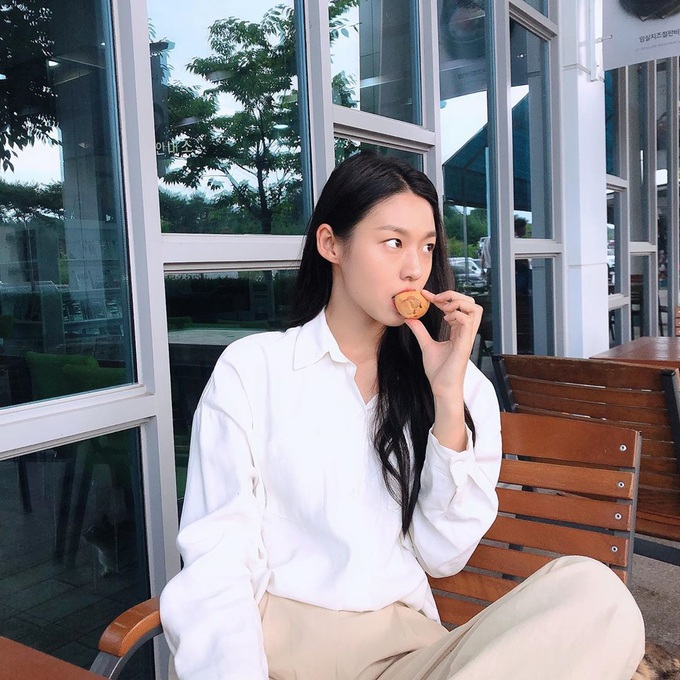 Áo sơ mi/blouse trắng nhạt cỡ nào thì vào tay các mỹ nhân Hàn cũng ra được những set đồ đẹp mê ly - Ảnh 6. Áo sơ mi/blouse trắng nhạt cỡ nào thì vào tay các mỹ nhân Hàn cũng ra được những set đồ đẹp mê ly - Ảnh 6.