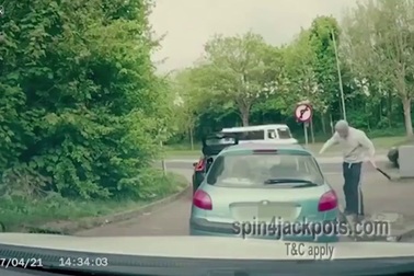 Va chạm giao thông, thanh niên “hổ báo” gây sự với nhầm người