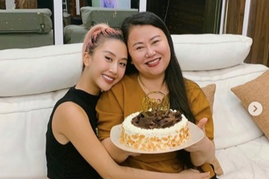 Quỳnh Anh Shyn chơi đàn, khoe mẹ có giọng hát hay không ngờ