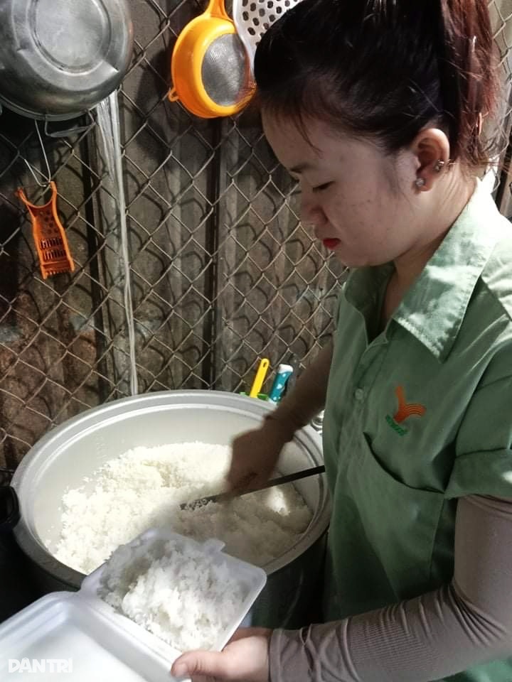 Xăng tăng, thực phẩm đội giá: Cú đánh bồi bóp nghẹt lao động nghèo TPHCM - 1 Xăng tăng, thực phẩm đội giá: Cú đánh bồi bóp nghẹt lao động nghèo TPHCM - 1