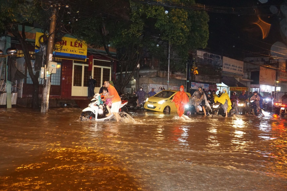 Sau cơn mưa như trút, phía đông Sài Gòn chìm trong biển nước - 4