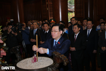 Chủ tịch Quốc hội Vương Đình Huệ dâng hương tưởng niệm Chủ tịch Hồ Chí Minh