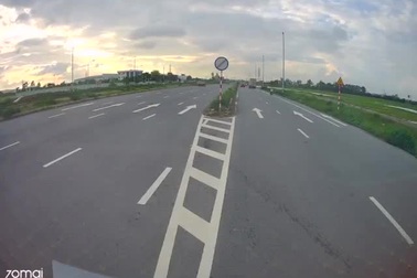 Ô tô tải tạt móp đầu xe bên cạnh, đè vạch xương cá để chuyển làn