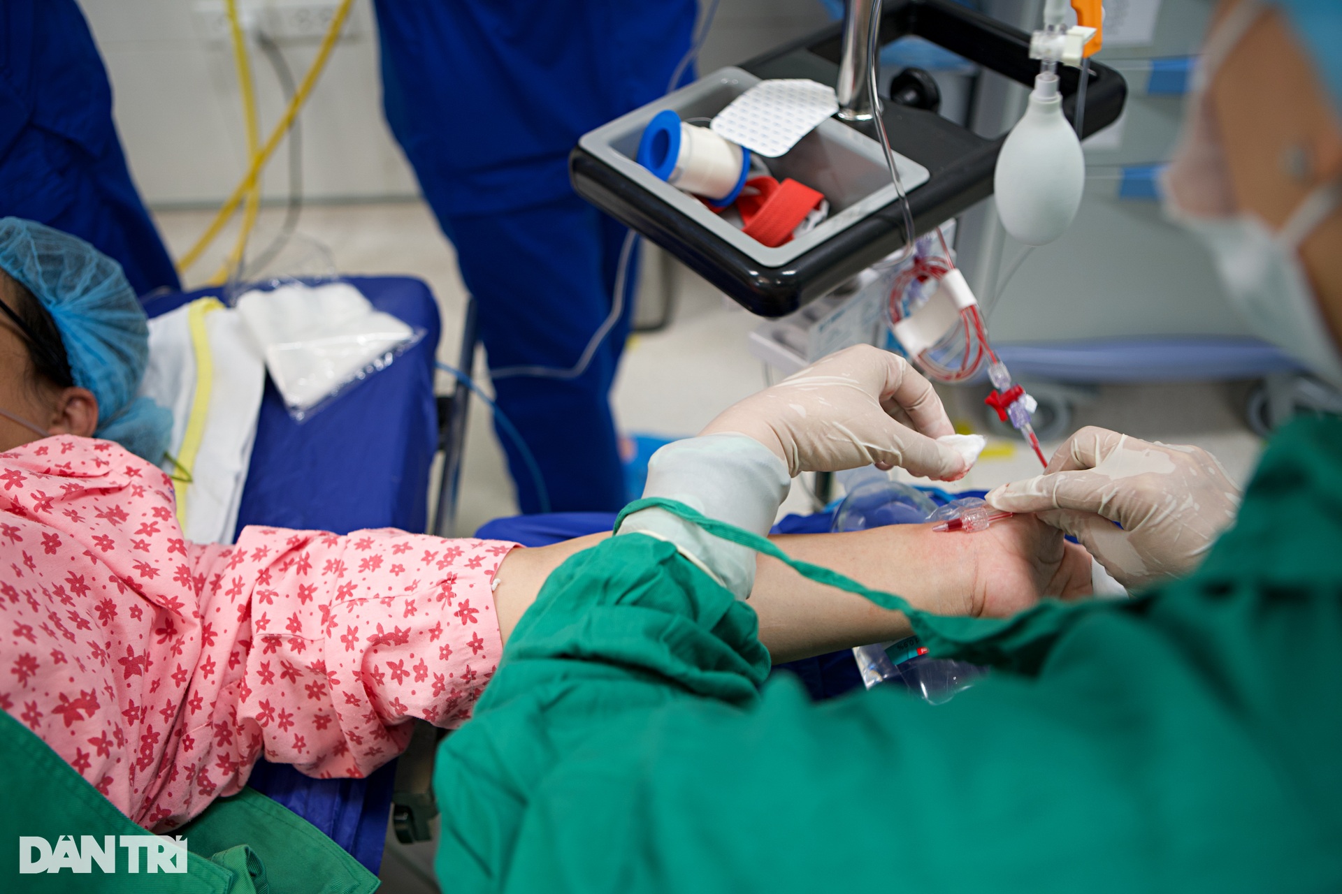 Nghẹt thở cuộc đua máu trong phòng mổ cấp cứu sản khoa - 8 Nghẹt thở cuộc đua máu trong phòng mổ cấp cứu sản khoa - 8