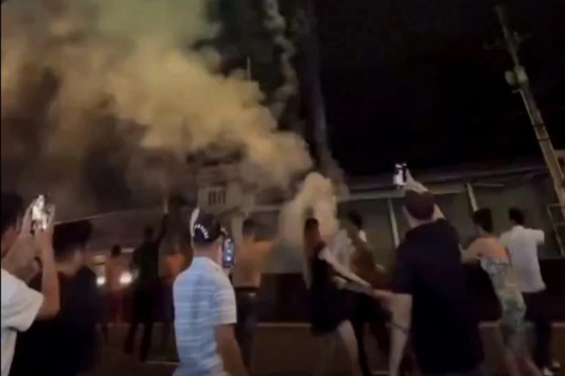 ບັ້ງໄຟດອກ ແລະ ເຕັ້ນກາງທາງ: ກັກຕົວອີກ 5 ຄົນ - 2 Vụ đốt pháo hoa, nhảy múa giữa quốc lộ: Tạm giữ hình sự thêm 5 người - 2