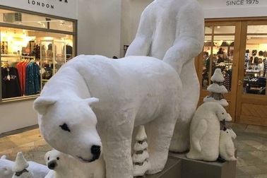 Kỳ lạ trang trí Giáng sinh với cảnh sinh hoạt tình dục của gấu Bắc cực