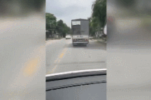 Bất chấp xe cấp cứu hú còi, tài xế xe tải vẫn chèn ép không cho vượt