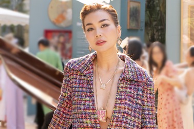 Thanh Hằng diện trang phục xẻ ngực táo bạo dưới trời nóng gần 40 độ C