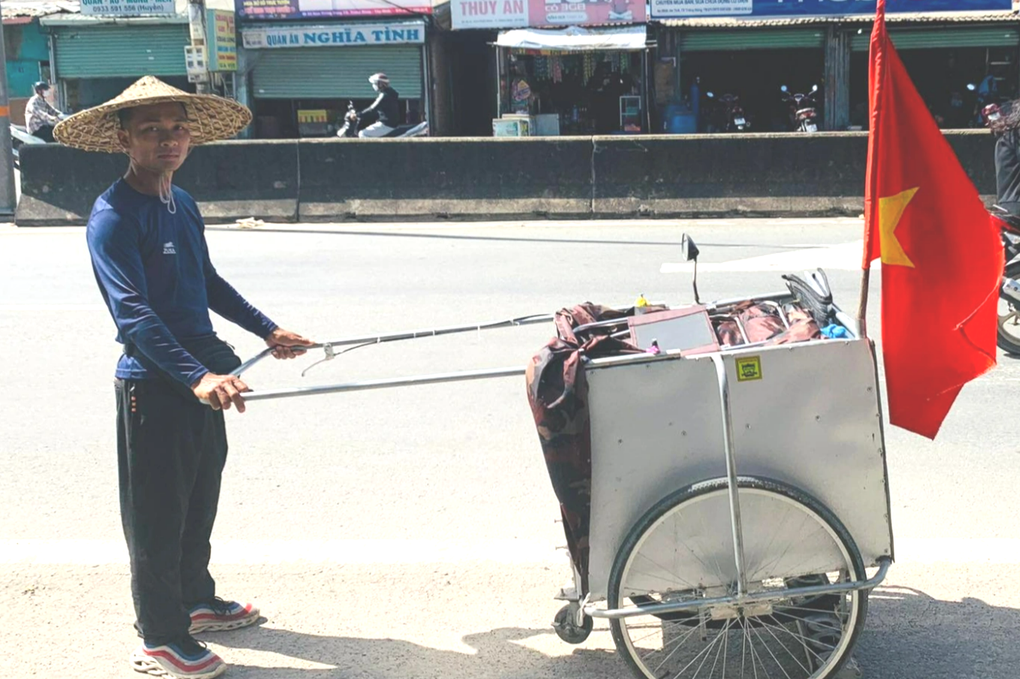 Hành trình đi bộ xuyên Việt để hút đinh trên đường của nam thanh niên - 2 Hành trình đi bộ xuyên Việt để hút đinh trên đường của nam thanh niên - 2