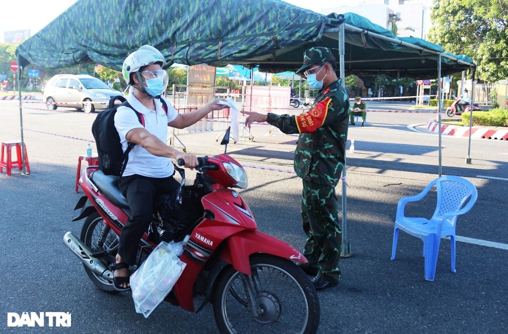 Người Đà Nẵng chở vali, nệm… đến chỗ làm để trực chiến - 5 Người Đà Nẵng chở vali, nệm… đến chỗ làm để trực chiến - 5