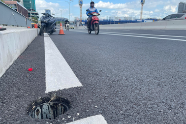 Truy tìm kẻ trộm hàng loạt nắp chắn rác trên cầu Thủ Thiêm 2