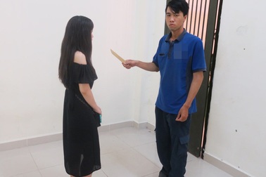 Cô gái trẻ một mình chống lại tên cướp có dao trong nhà vệ sinh