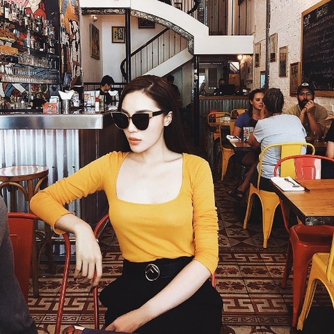 Mix áo thun trễ cổ màu vàng mustard với quần đen, Kỳ Duyên khéo léo dùng thắt lưng bản to để tạo điểm nhấn eo cho bộ cánh tối giản.