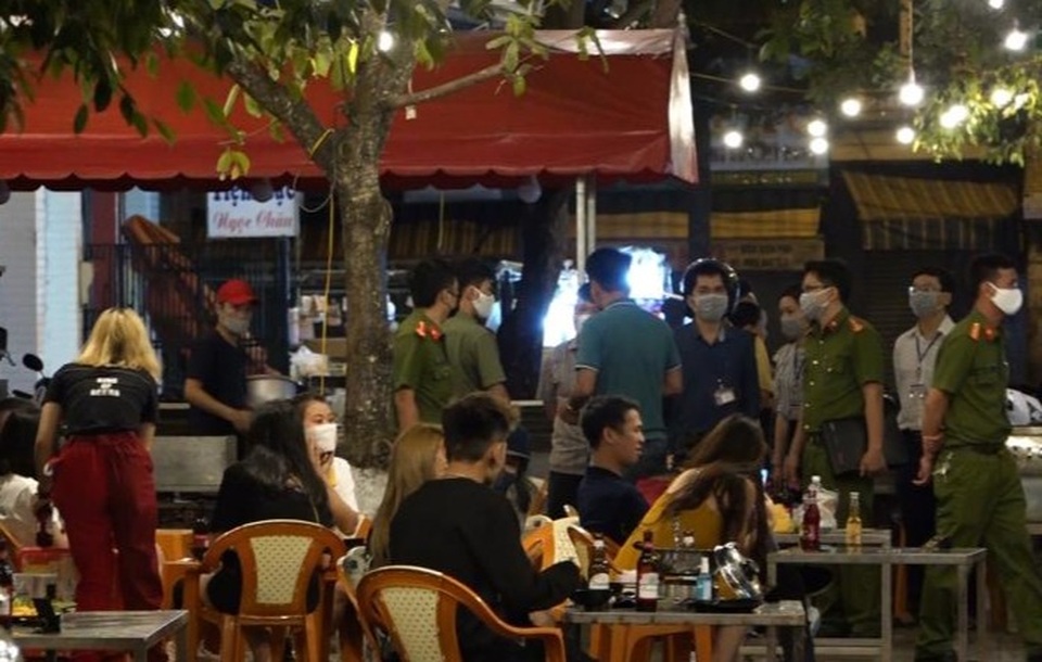 Xử phạt quán nhậu có đông người tụ tập bất chấp lệnh cấm - 2 Xử phạt quán nhậu có đông người tụ tập bất chấp lệnh cấm - 2