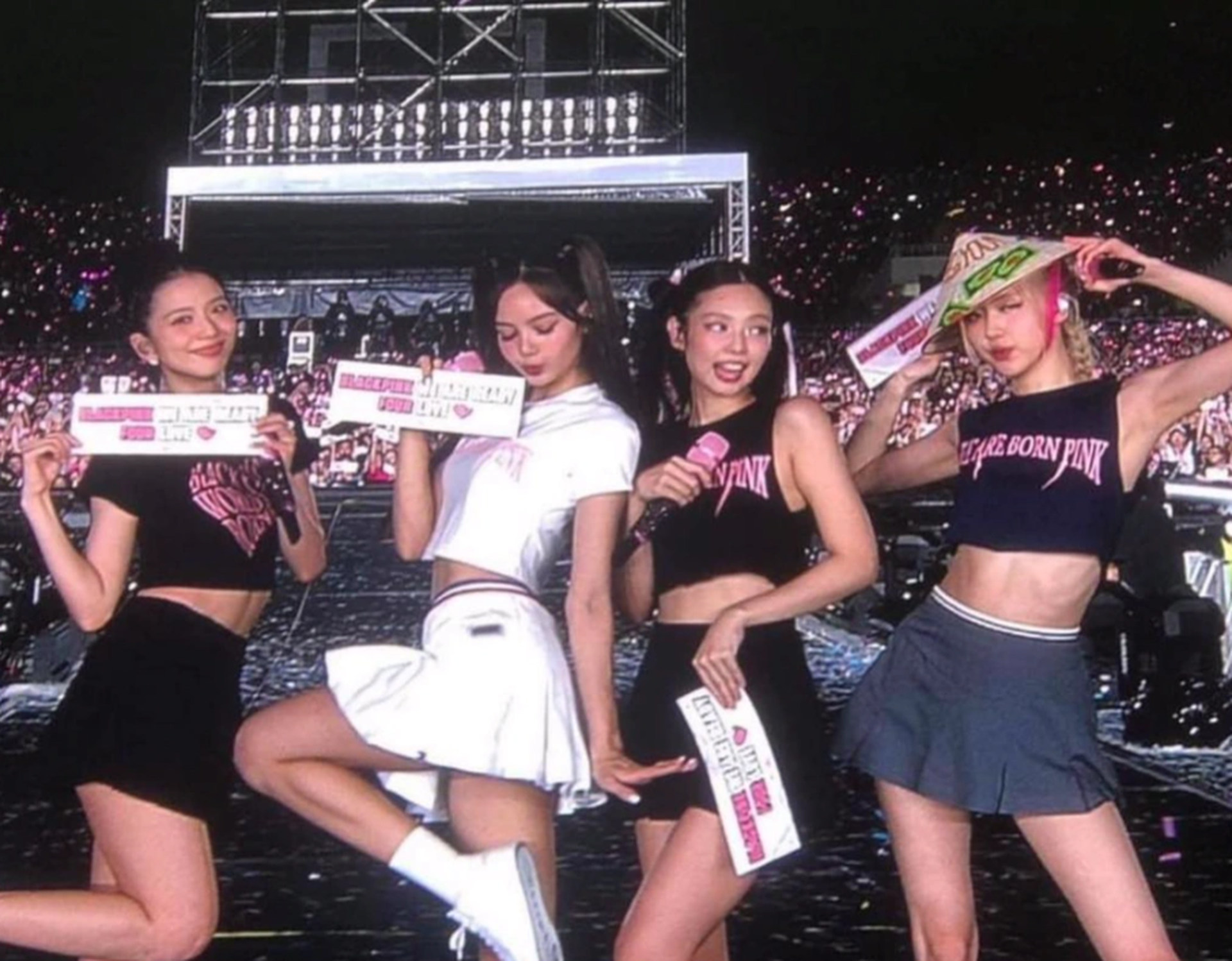 Show diễn Blackpink tại Hà Nội: Không chỉ là chuyện giới trẻ đu idol - 9 Show diễn Blackpink tại Hà Nội: Không chỉ là chuyện giới trẻ đu idol - 9