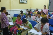 Cô giáo làng mở lớp dạy tiếng Anh miễn phí cho trẻ em, công nhân nghèo