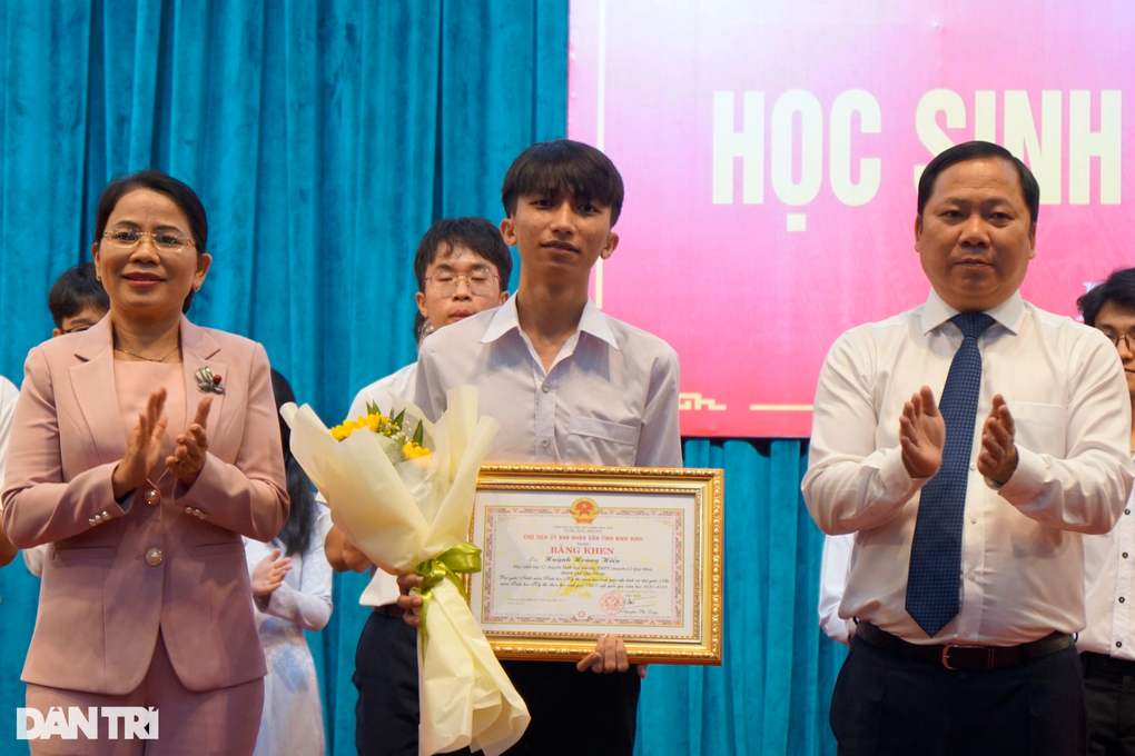 Bình Định: Tuyên dương 51 học sinh giỏi năm học 2021-2022 - 2 Bình Định: Tuyên dương 51 học sinh giỏi năm học 2021-2022 - 2