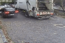 Đường sụp xuống "nuốt" ô tô khi mẹ đưa con đi học mẫu giáo