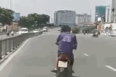 "Vẽ rồng" trước mặt ôtô, thanh niên đi xe máy còn lớn tiếng doạ dẫm