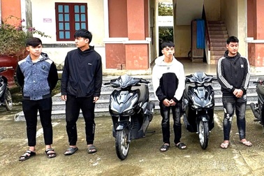 Khởi tố nhóm đối tượng mang hung khí đi truy đánh người