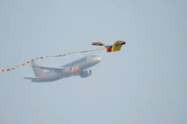 Thả diều, đèn trời đe dọa an toàn bay tại Nội Bài