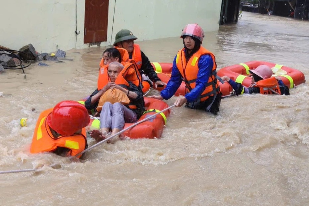 Công an, quân đội chạy đua với lũ giải cứu hàng nghìn người mắc kẹt - 1 Công an, quân đội chạy đua với lũ giải cứu hàng nghìn người mắc kẹt - 1
