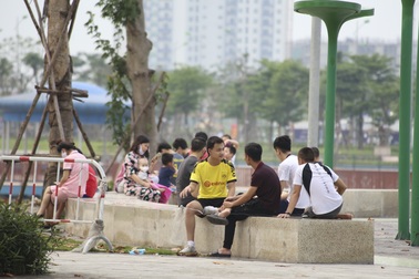 Hà Nội: Chưa giãn lệnh cách ly xã hội, công viên đã đông người tụ tập