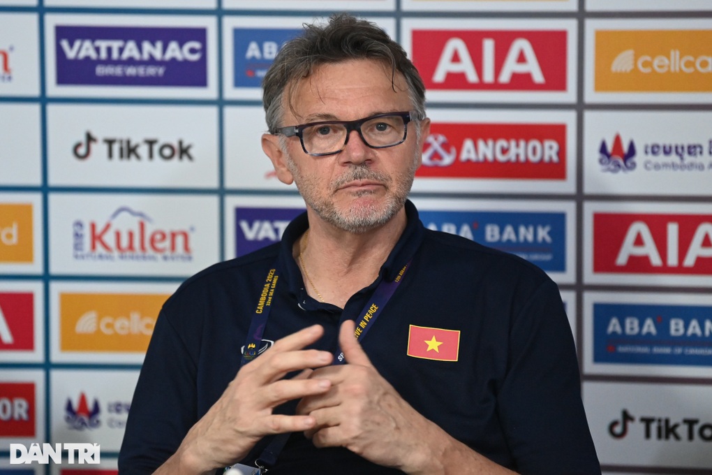 HLV Troussier: Quan Văn Chuẩn đã cứu mạng tôi - 1 HLV Troussier: Quan Văn Chuẩn đã cứu mạng tôi - 1