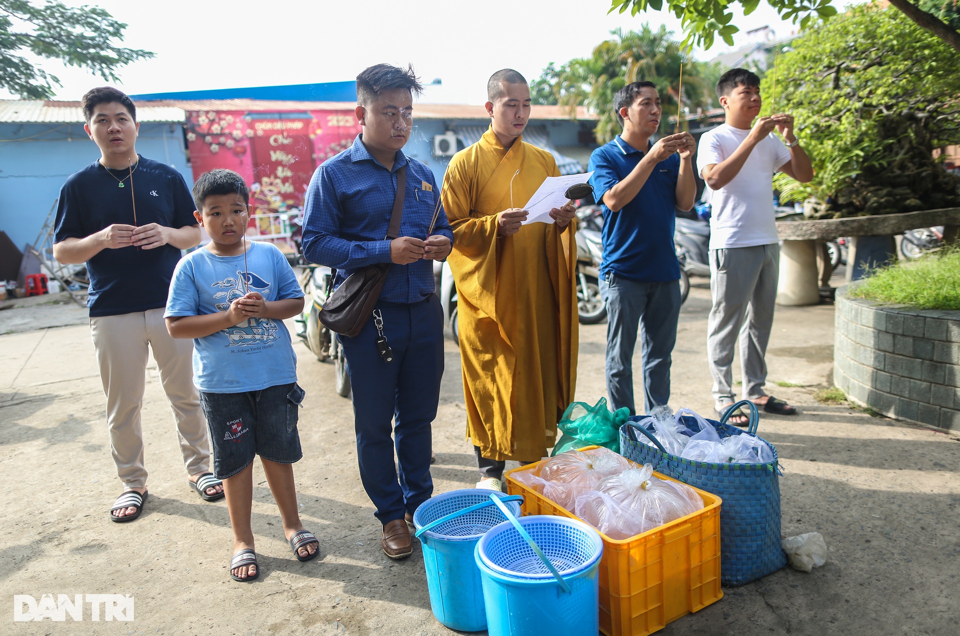 Cá chép chưa kịp tiễn ông Táo lên trời đã bị chích điện - 2 Cá chép chưa kịp tiễn ông Táo lên trời đã bị chích điện - 2