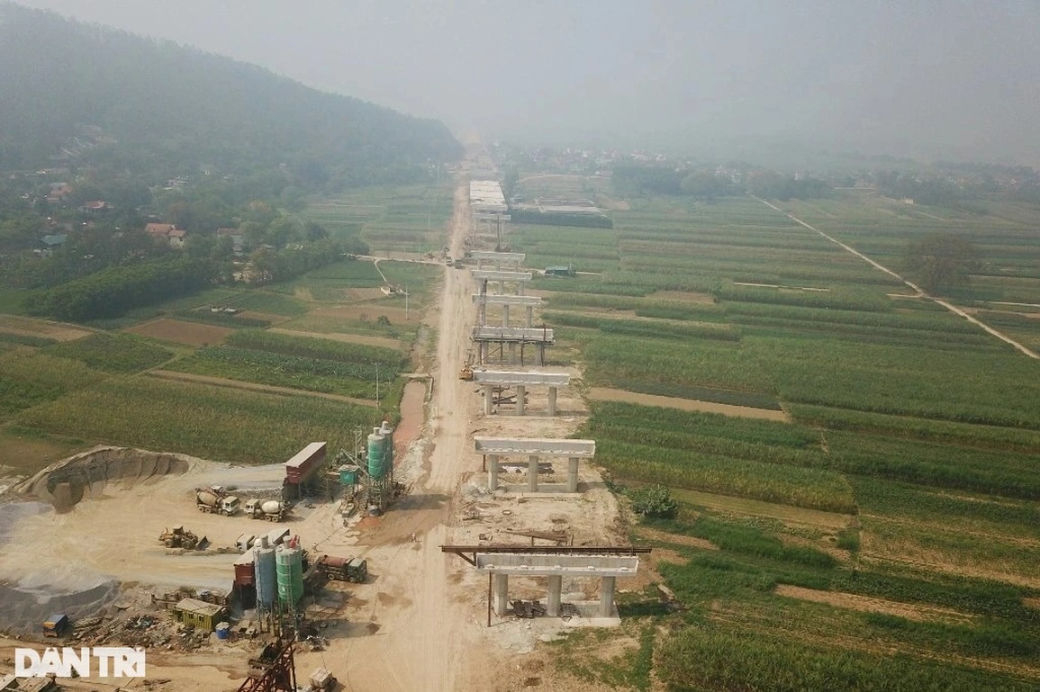 Hợp long cây cầu lớn nhất dự án cao tốc Bắc - Nam đoạn Mai Sơn - Quốc lộ 45 - 4 Hợp long cây cầu lớn nhất dự án cao tốc Bắc - Nam đoạn Mai Sơn - Quốc lộ 45 - 4