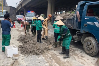 Truy tìm phương tiện làm rơi bùn đất trên đường ở Hà Nội