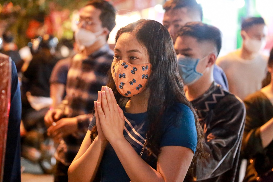 Phủ Tây Hồ đóng cửa, hàng trăm người dân vẫn chen nhau đi lễ - 8 Phủ Tây Hồ đóng cửa, hàng trăm người dân vẫn chen nhau đi lễ - 8