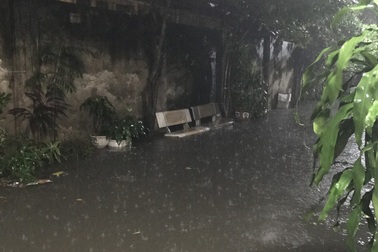 Chủ tịch TP Hà Nội chỉ đạo "giải cứu" khu dân cư cứ mưa là bì bõm ngập lụt!