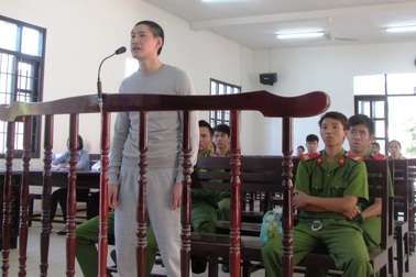 Dùng thẻ ATM giả để rút tiền, một Việt kiều lĩnh án