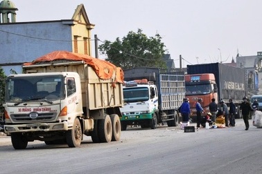 Vượt ô tô, nam thanh niên bị xe tải cuốn vào gầm   