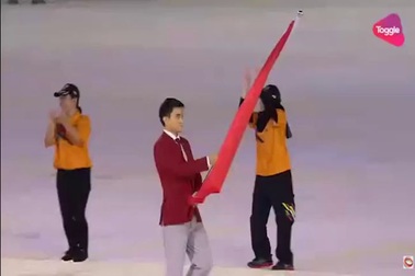 Vũ Thành An cầm cờ cho đoàn thể thao Việt Nam