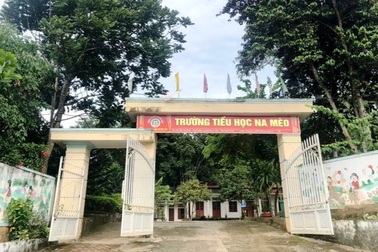 Tâm sự của thầy hiệu trưởng "mắc kẹt" do giãn cách trong ngày khai giảng