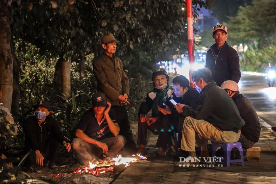 Người Hà Nội co ro, đốt lửa sưởi ấm trên phố ngày giá rét 11 độ C - 2 Người Hà Nội co ro, đốt lửa sưởi ấm trên phố ngày giá rét 11 độ C - 2