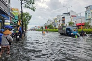 Trung tâm Cần Thơ ngập sâu, người dân vất vả di chuyển sau cơn mưa đầu mùa