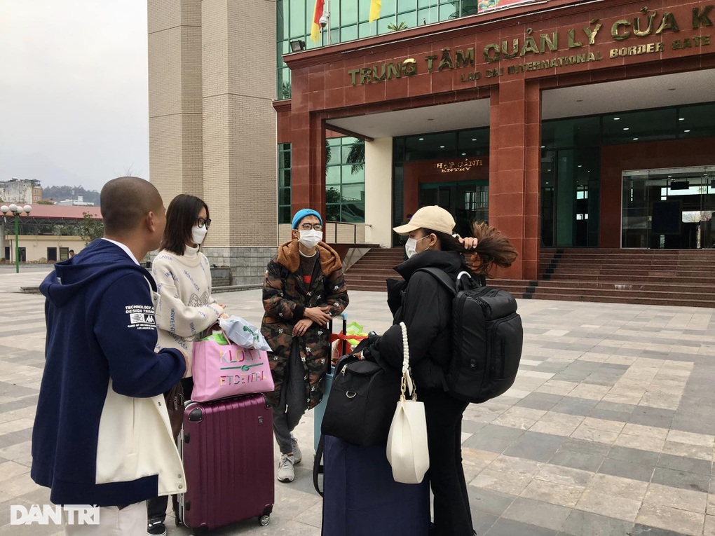 Ngày mùng 7 Tết, hàng ngàn người tới thăm Cửa khẩu quốc tế Lào Cai - 5 Ngày mùng 7 Tết, hàng ngàn người tới thăm Cửa khẩu quốc tế Lào Cai - 5