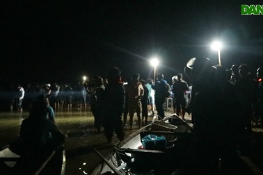 Lực lượng chức năng tìm kiếm các nạn nhân mất tích