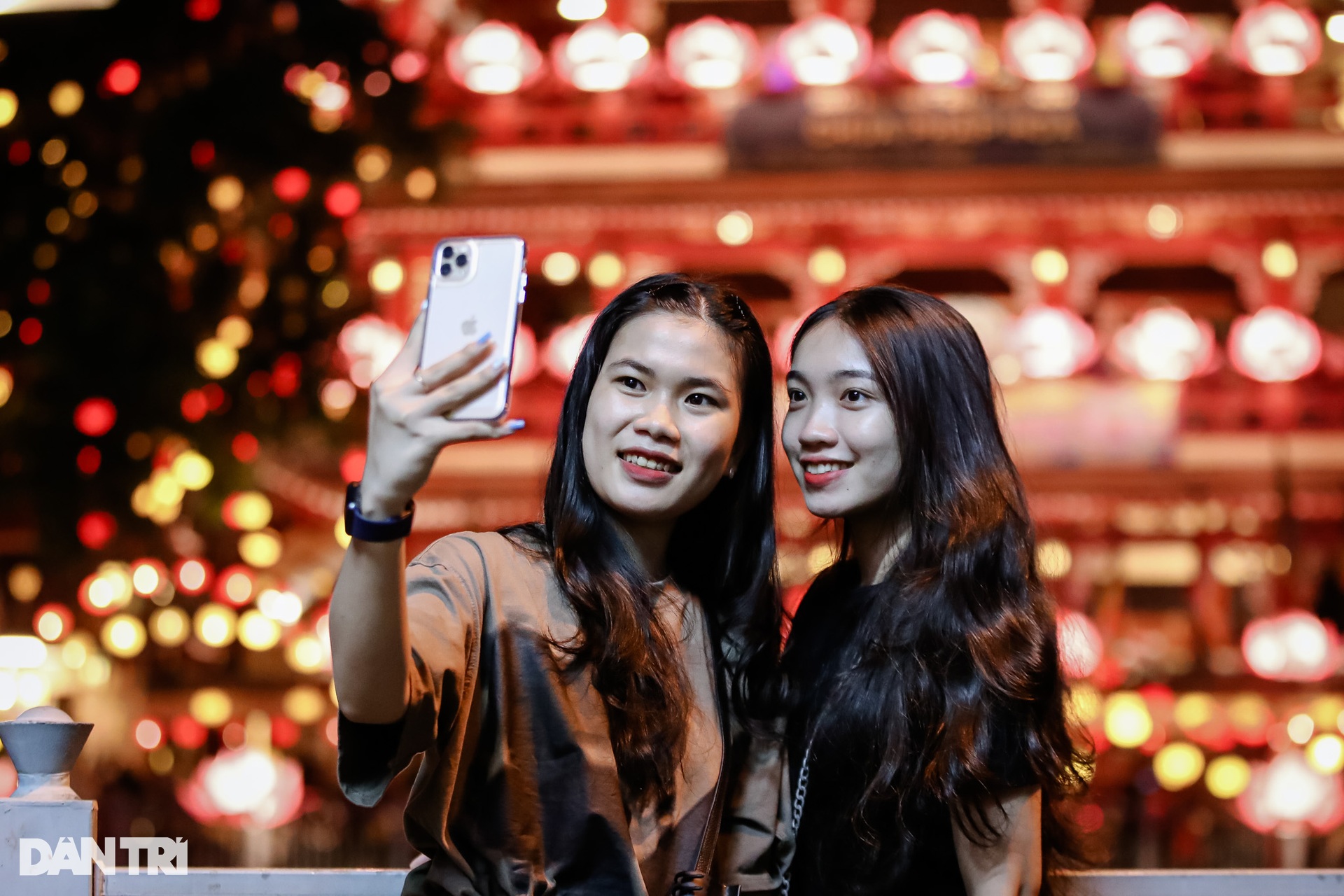 Ngôi chùa trang trí hơn 1.500 lồng đèn thu hút người dân ở TPHCM - 11 Ngôi chùa trang trí hơn 1.500 lồng đèn thu hút người dân ở TPHCM - 11