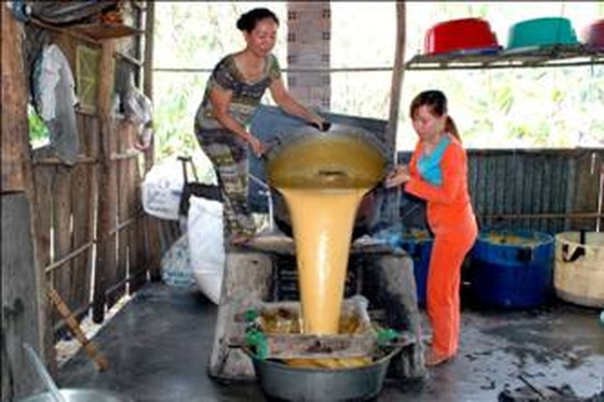 Đường thốt nốt được nấu theo phương pháp thủ công truyền thống.