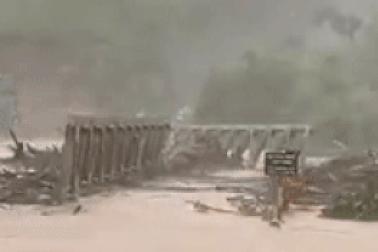 Vụ lũ cuốn phăng cả cây cầu: Nối giao thông vào vùng bị cô lập